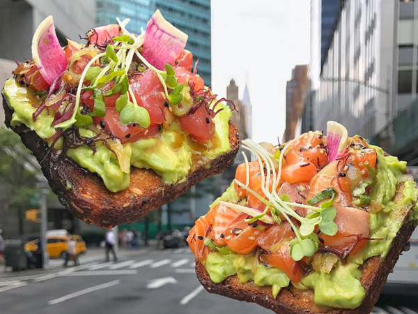 Poké avo toasts