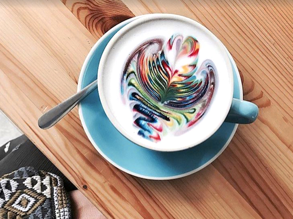 kleurrijke lattes wereldwijd