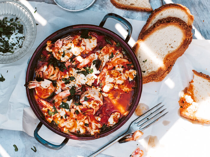 RECEPT: pittige gegrilde garnalen met feta en Ouzo