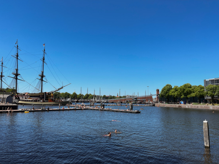de beste buiten zwemplekken in amsterdam. Deze foto is van het marineterrein, een populaire zwemplek.