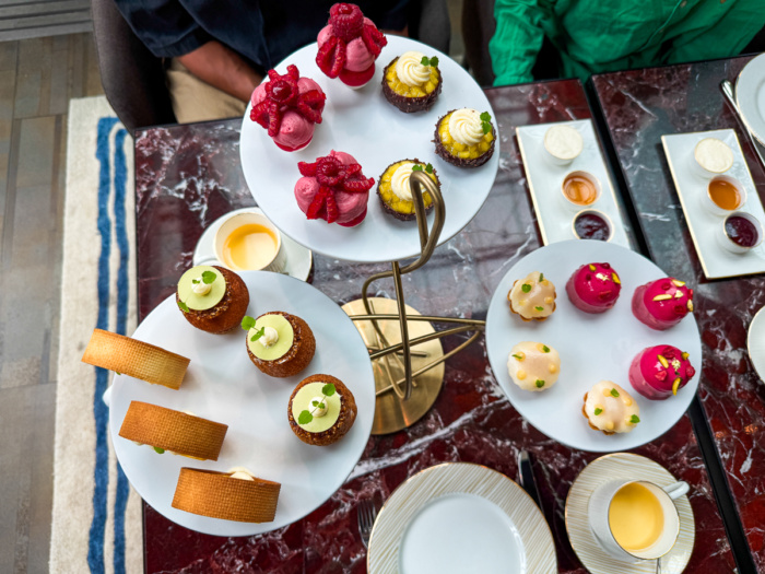 de afternoon tea bij Mandarin Oriential conservatorium hotel in Amsterdam