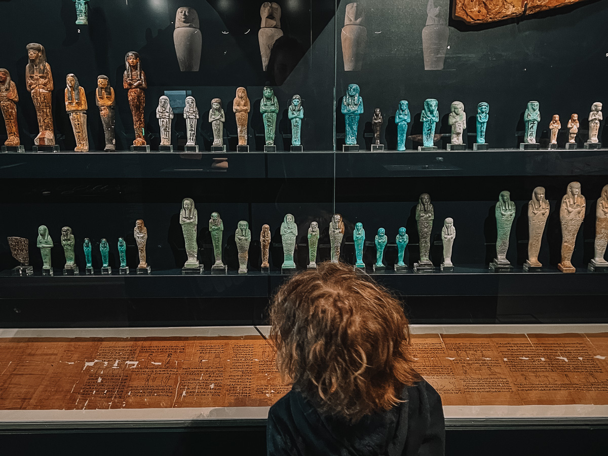 kids bucketlist amsterdam, leuk om te doen met kinderen in amsterdam, egypte in amsterdam, mummy beeldjes met kind